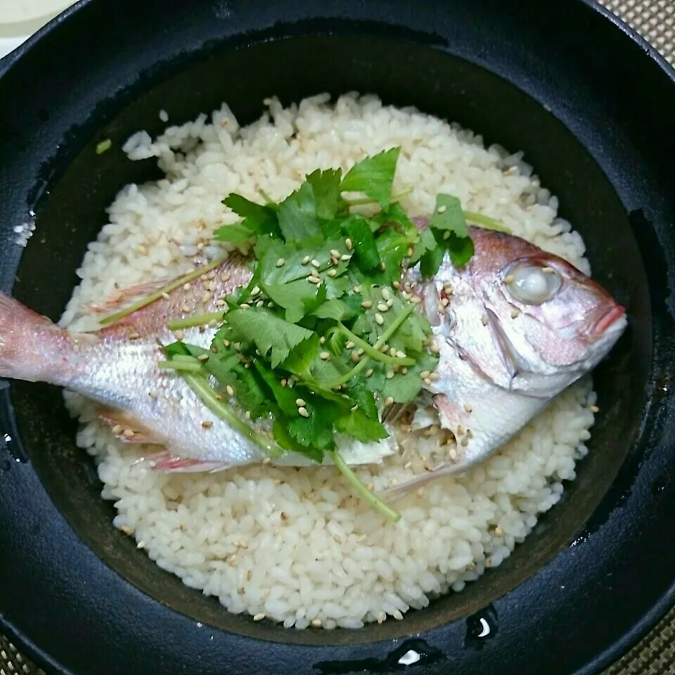 今日のメインは南部鉄器で炊いた鯛めし～♪|かおりん✴︎❤︎さん