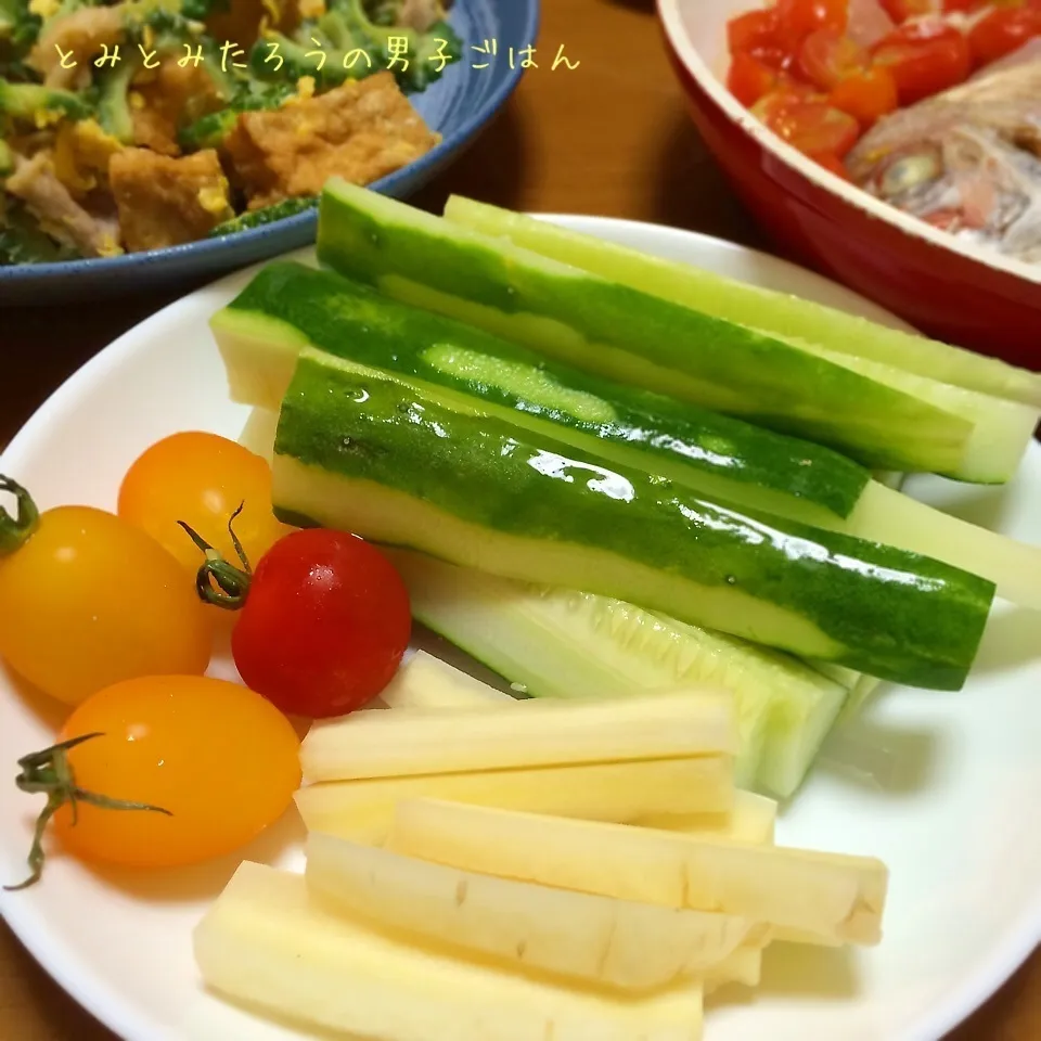 収穫野菜のスティックサラダ♪|とみとみたろうの男子ごはん♪さん