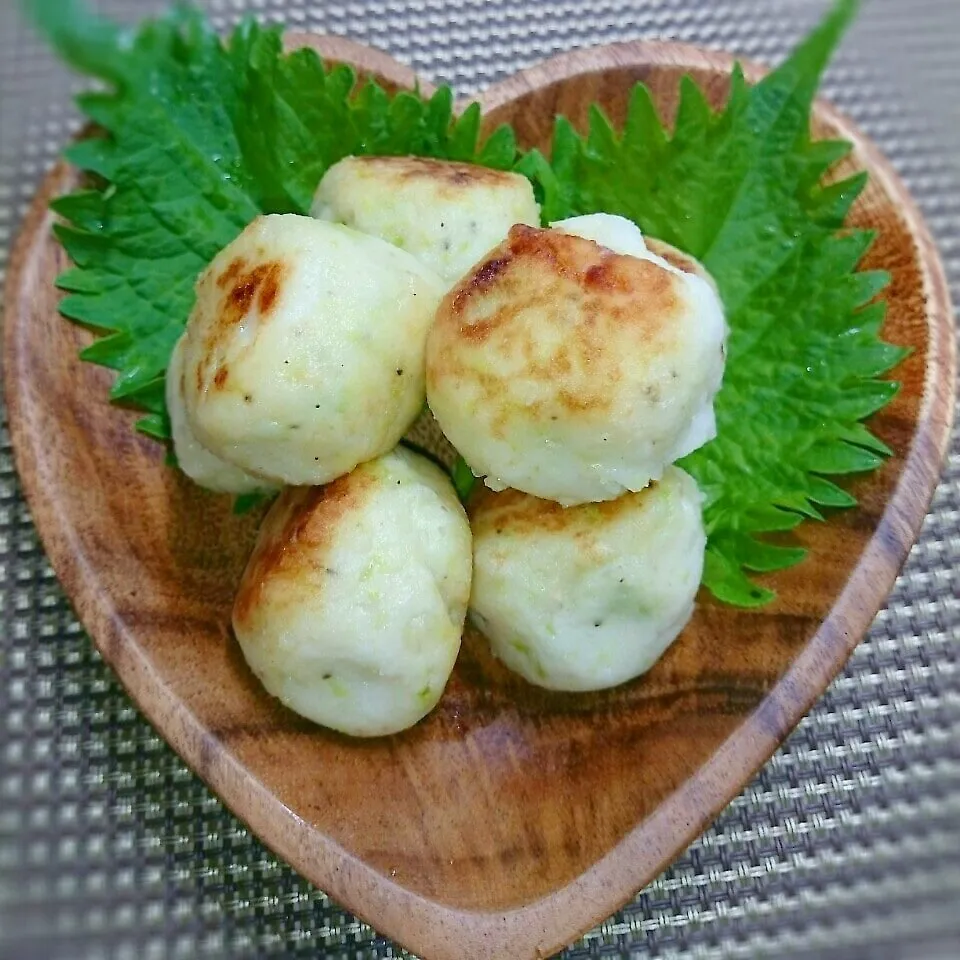 Snapdishの料理写真:トロっとろ♪はんぺん団子～☆|かおりん✴︎❤︎さん