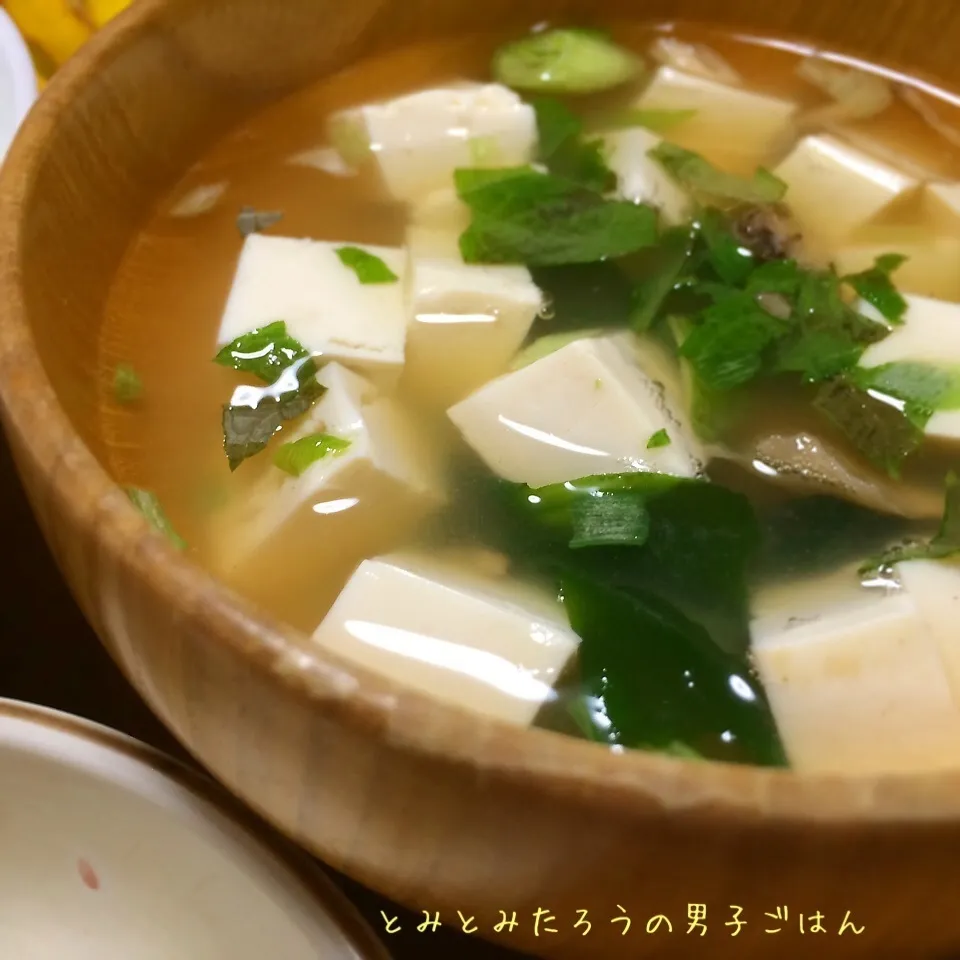 インスタントな味噌汁に豆腐と青じそをイン♪|とみとみたろうの男子ごはん♪さん