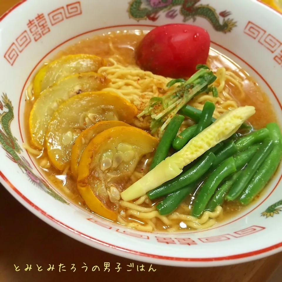 ヤングコーンとインゲンとズッキーニの味噌ラーメン♪|とみとみたろうの男子ごはん♪さん