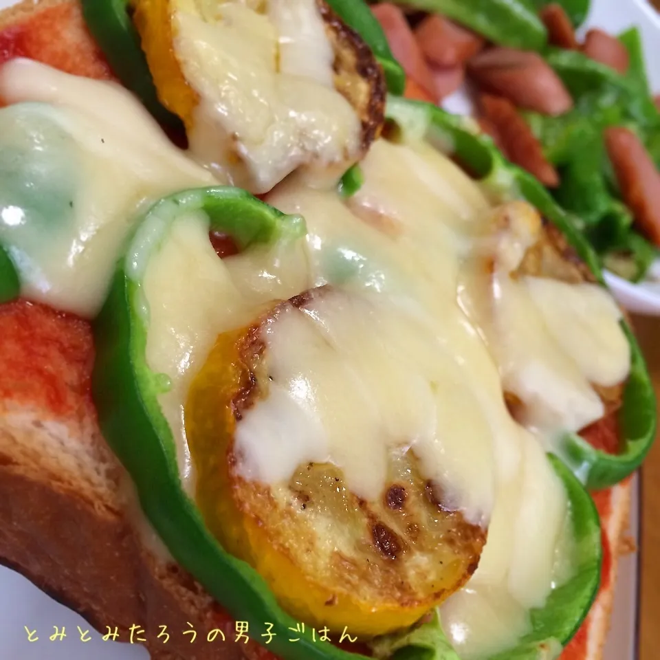 黄色ズッキーニとピーマンのピザパン♪|とみとみたろうの男子ごはん♪さん