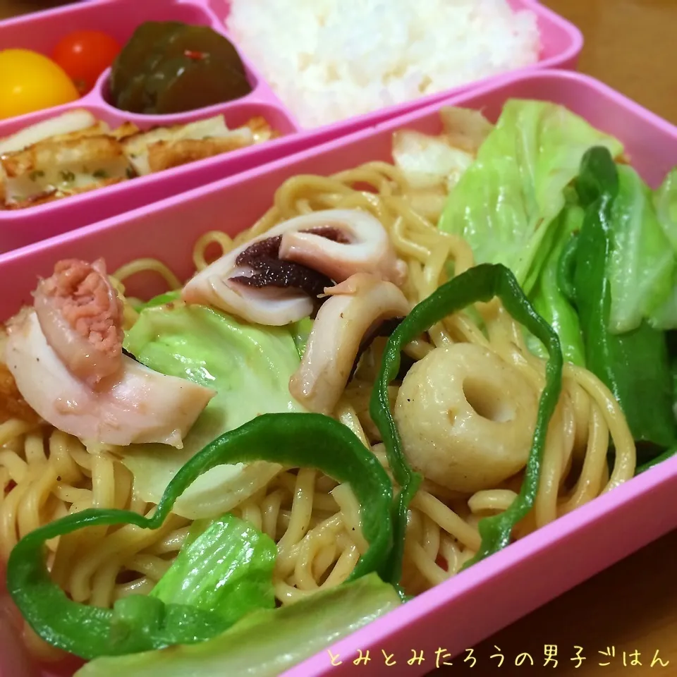 Snapdishの料理写真:久々の弁当男子は♪たこ焼きそば弁当〜！！|とみとみたろうの男子ごはん♪さん