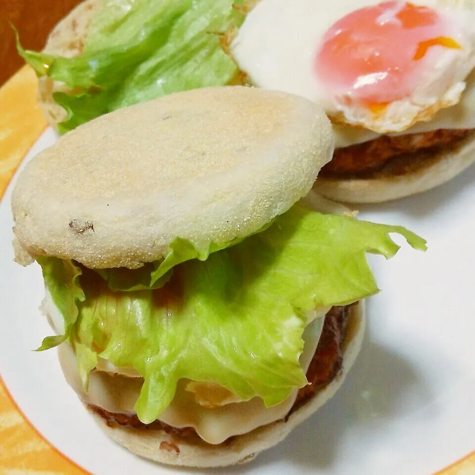 Snapdishの料理写真:チーズ月見バーガー|ひろにぃさん