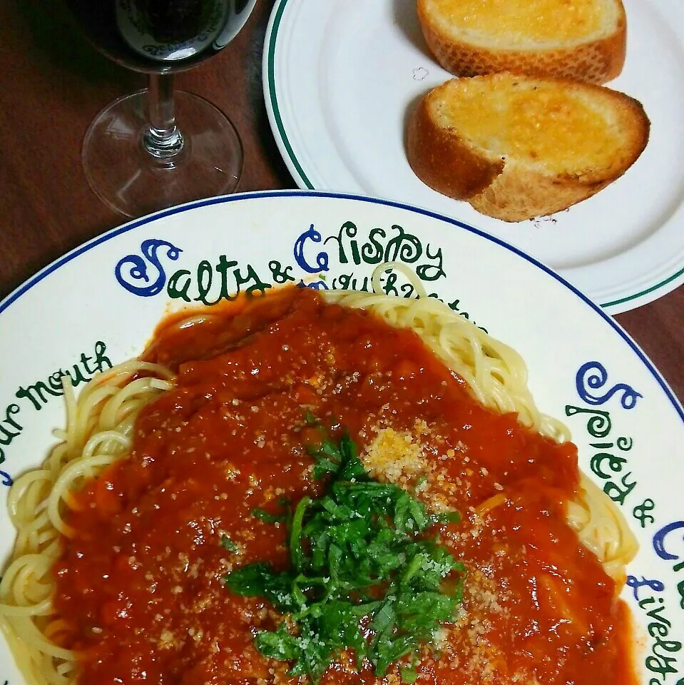 ミートソースパスタとフランスパンと赤ワイン|ひろにぃさん