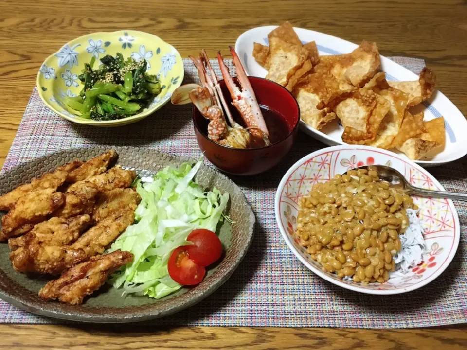 小松菜胡麻和え・ワタリガニのお味噌汁・明太れんこんの包み揚げ・イカしらす納豆・手羽中唐揚げ|美也子さん