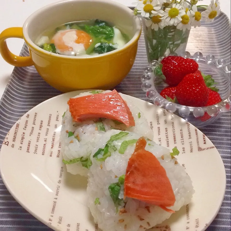 Snapdishの料理写真:♡鮭おにぎり&ほうれん草と卵のお味噌汁♡やっぱコレやね〜♬|ユッキーさん