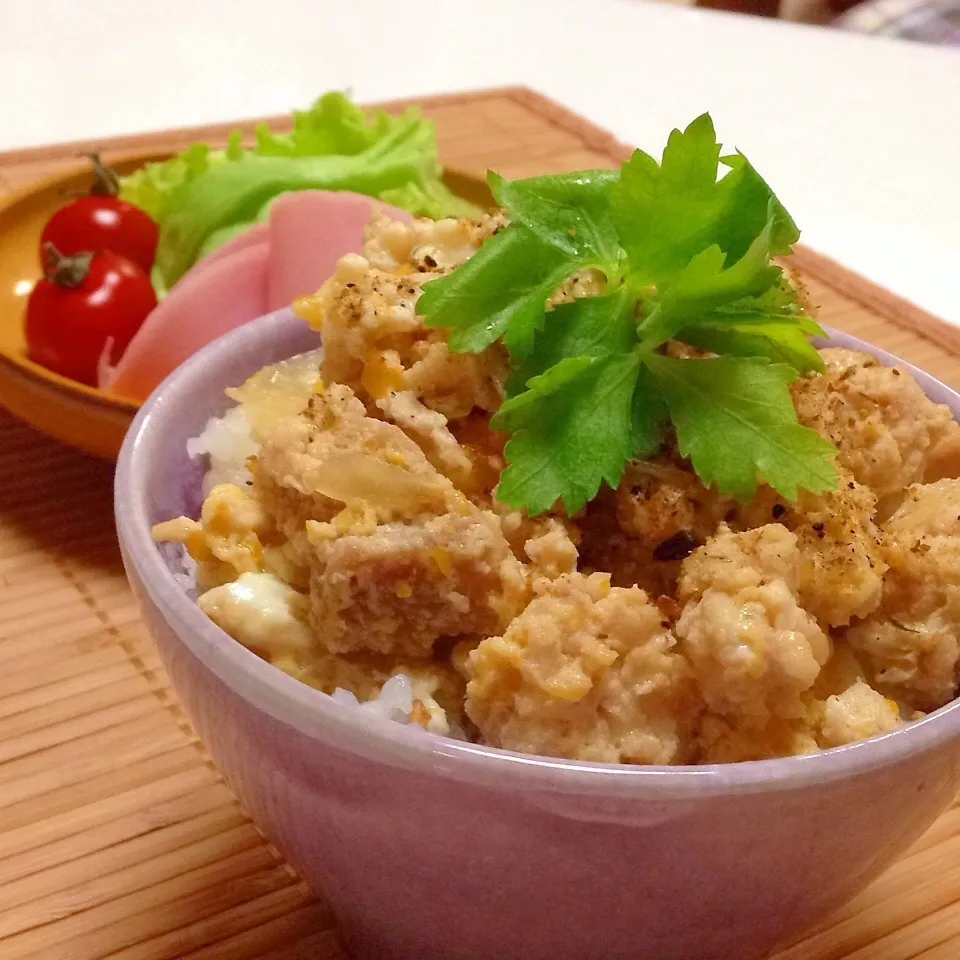 ◎鶏そぼろたまご丼…かな⁇◎で晩ごはん♡|ユッキーさん