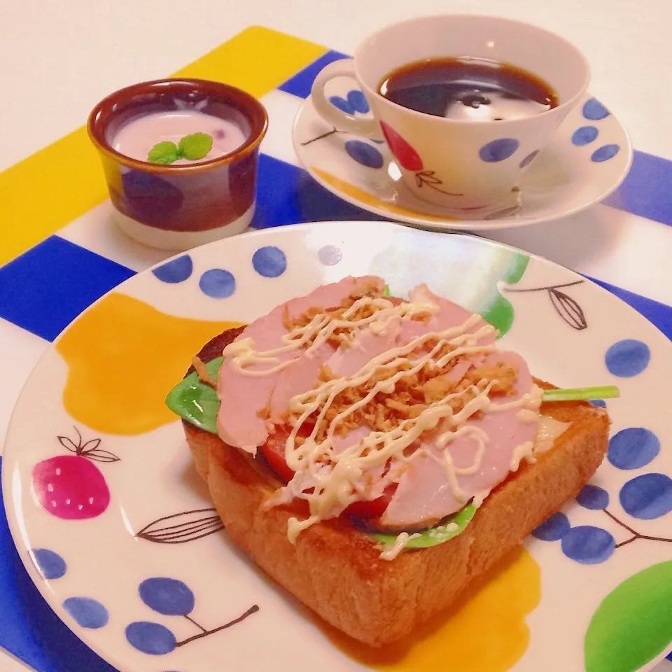 Snapdishの料理写真:具だくさんトーストで朝ごはん|ユッキーさん