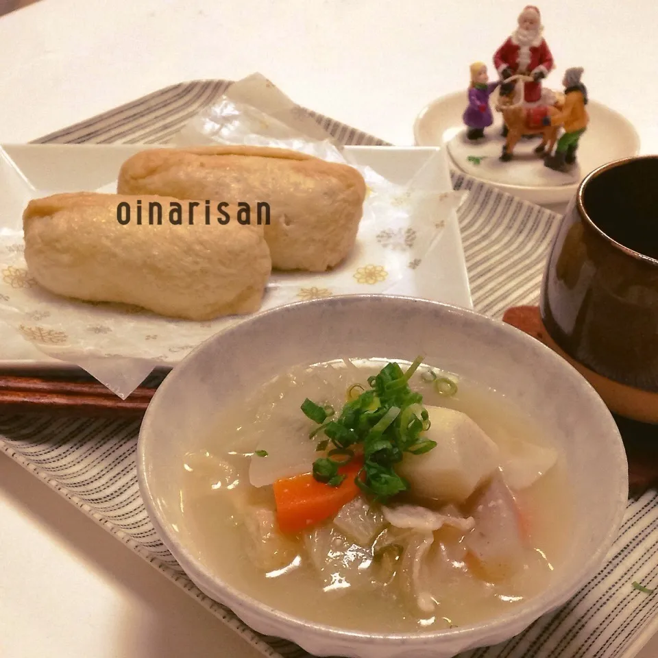 Snapdishの料理写真:おいなりさん & 豚汁|ユッキーさん