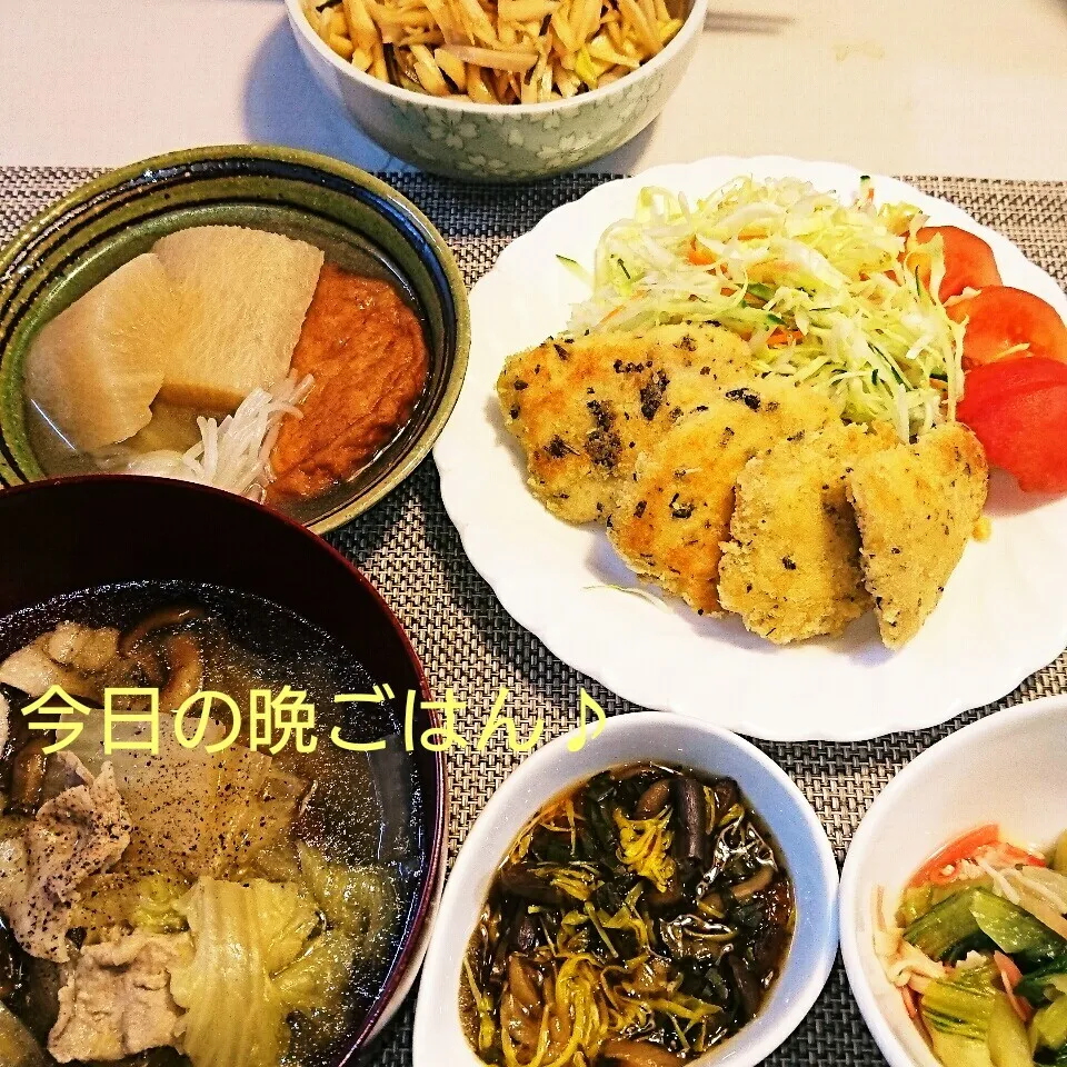 Snapdishの料理写真:今日の晩ごはん(鶏むね肉の香草パン粉焼きと…)|oomugiさん