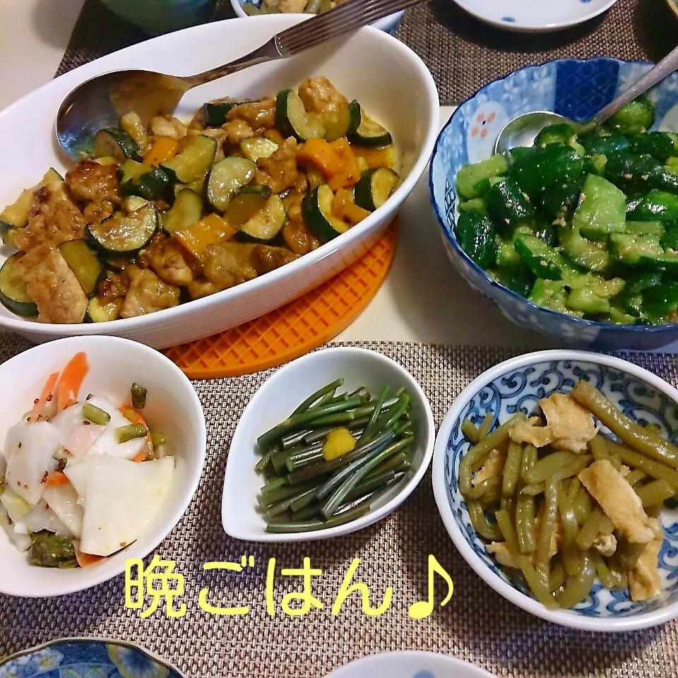 Snapdishの料理写真:今日の晩ごはん(鶏とズッキーニのカレー炒めと…)|oomugiさん