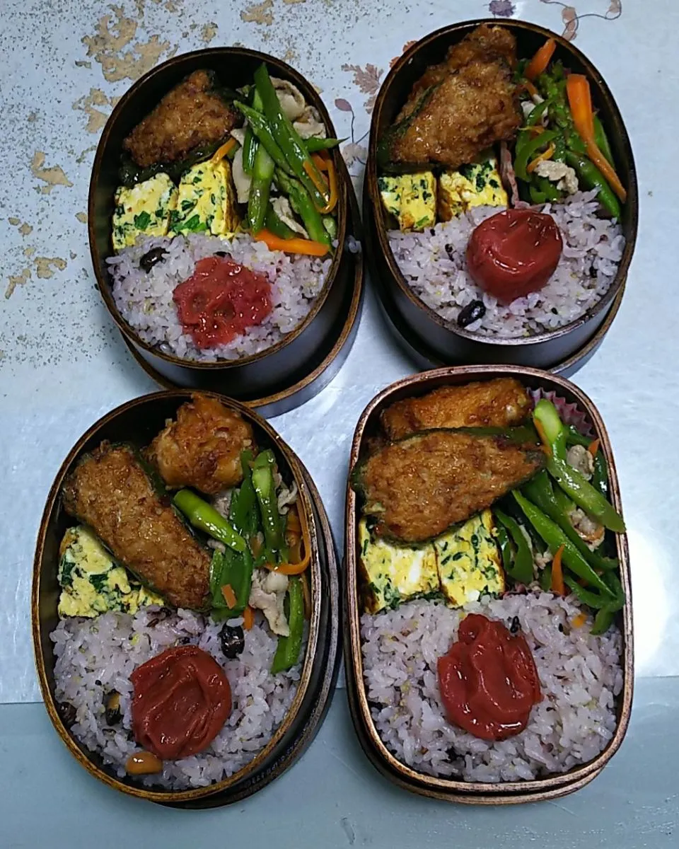 今日のお弁当🍱

彩り肉野菜炒め

スパイシーチキン

ピーマンの肉詰め

万能ネギ入り卵焼き|ボスママさん