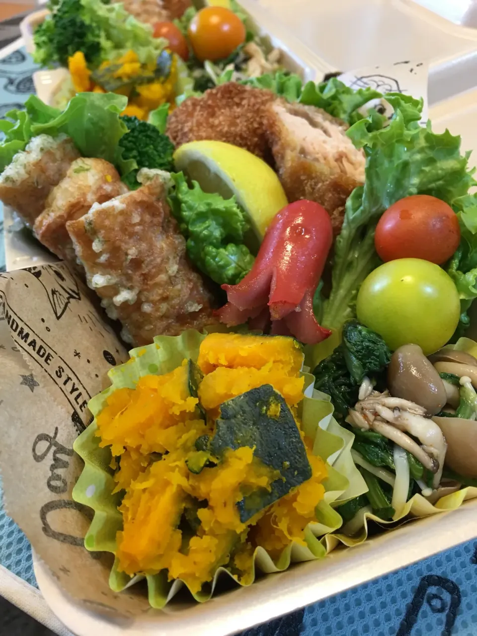 Snapdishの料理写真:サーモンフライ弁当(*´﹃｀*)
ちくわの磯辺揚げ
きくなとシメジの和え物
かぼちゃサラダ❤|MOMO-chan☻さん