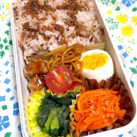 Snapdishの料理写真:11.29☆旦那弁当
つくねバーグ
焼きそば
ゆで卵
ほうれん草のチーズ焼き
人参の甘酢漬け|のん∞さん