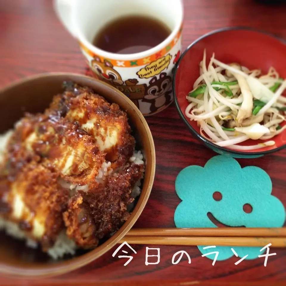 今日のランチ【チキンカツ丼＆きのことカット野菜炒め】|I am hungry familyさん