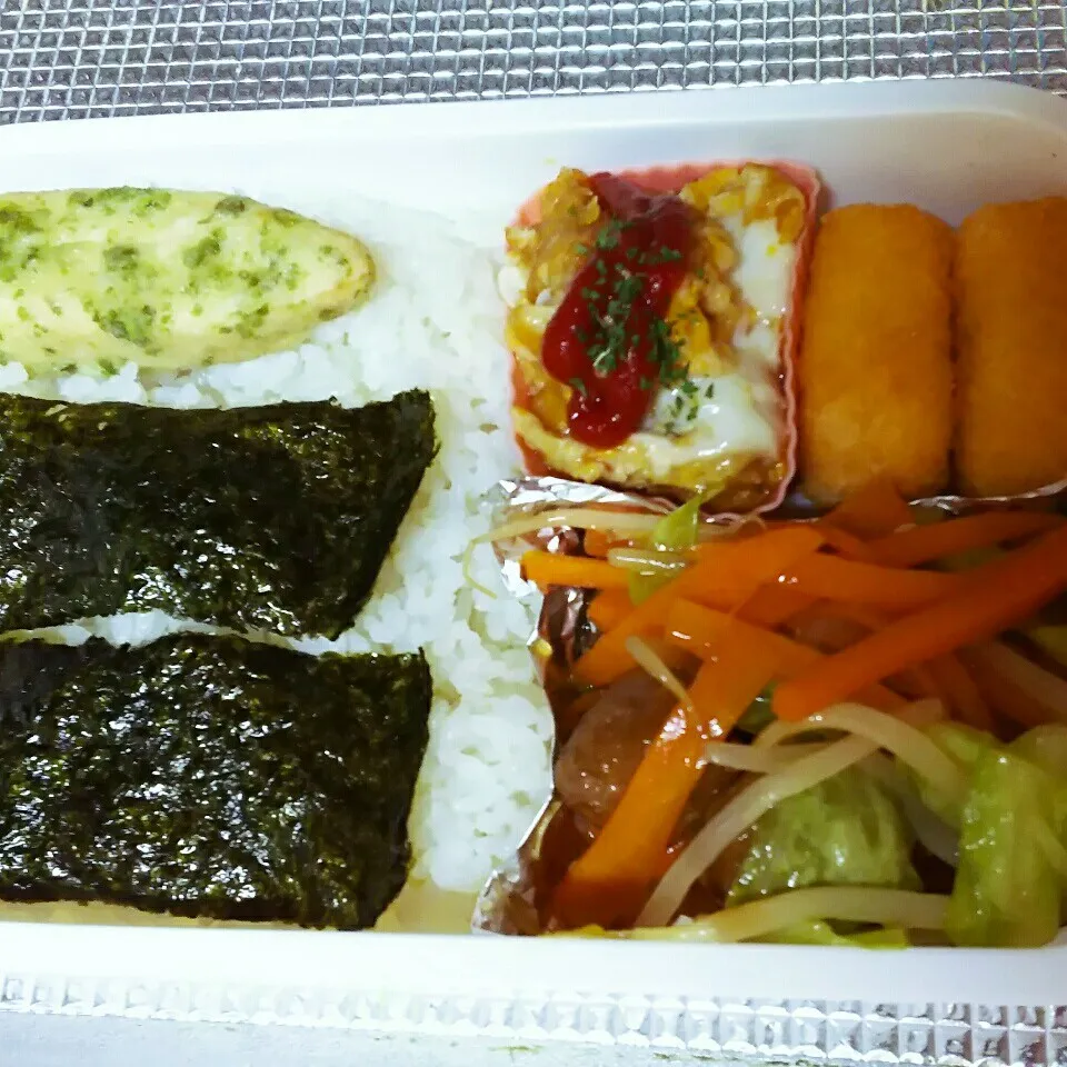 Snapdishの料理写真:パパのお弁当【野菜炒め・のり弁当】|I am hungry familyさん