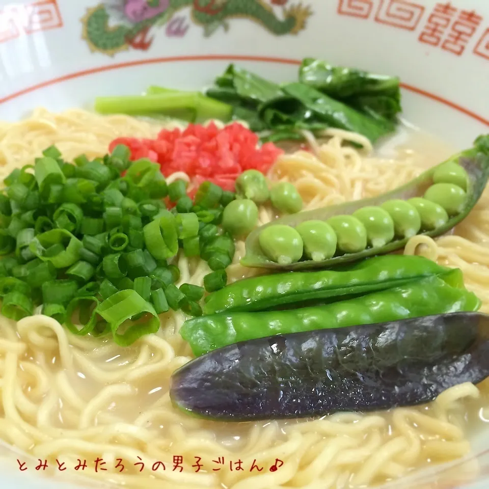 Snapdishの料理写真:ツタンカーメン入り〜♪豚骨ラーメン！！|とみとみたろうの男子ごはん♪さん