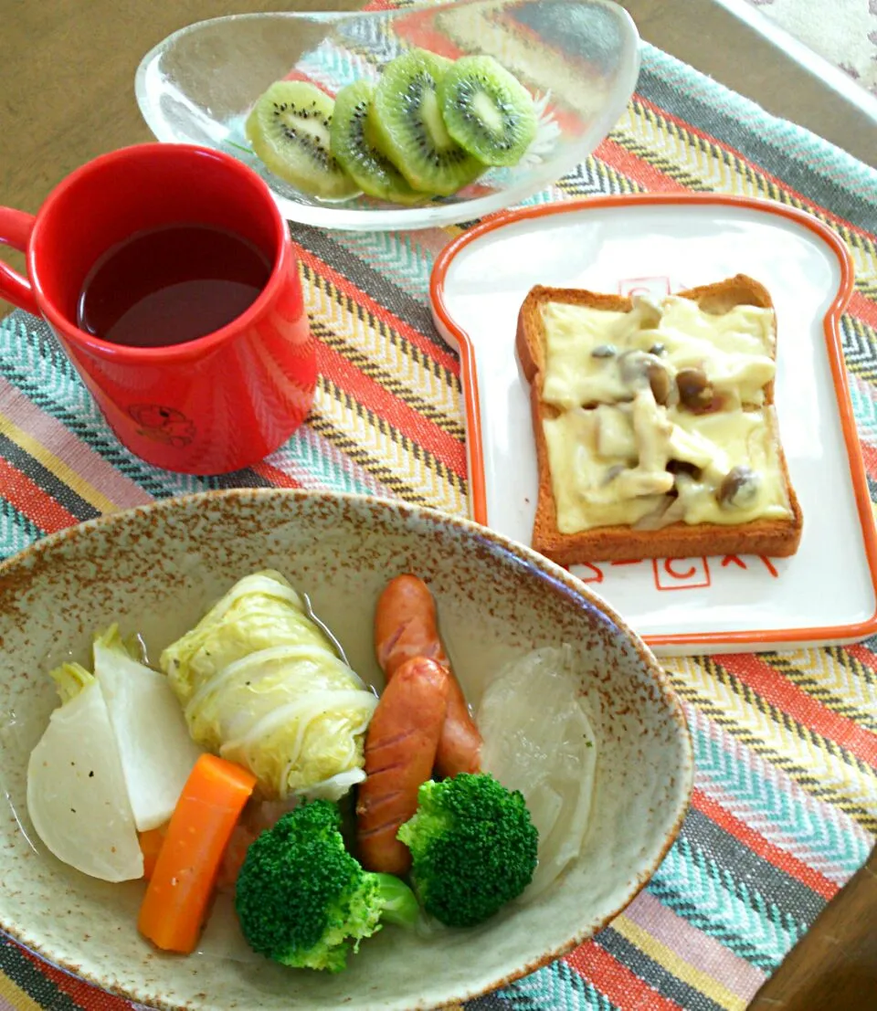 ロール白菜のポトフとキノコピザトーストでランチ☀🍴|makikoさん