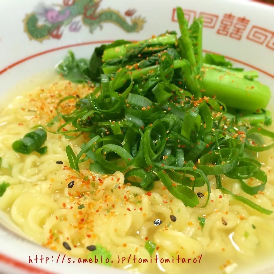 九条ネギと菜の花入り♪ピリ辛塩ラーメン！！|とみとみたろうの男子ごはん♪さん