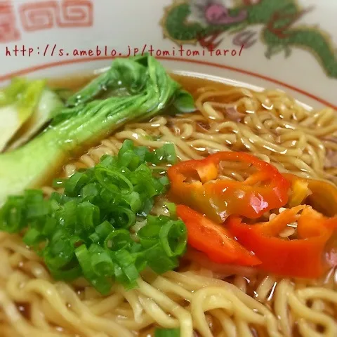 ぼたんこしょうと青梗菜入り！ピリ辛旨しなマルちゃん正麺〜♪|とみとみたろうの男子ごはん♪さん