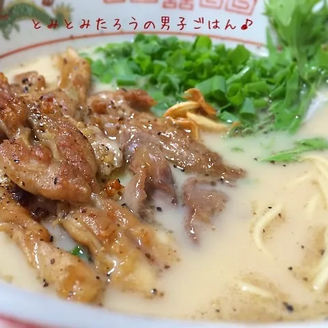 Snapdishの料理写真:鶏肉せせりと砂肝と水菜入り！熊本とんこつラーメン〜♪|とみとみたろうの男子ごはん♪さん