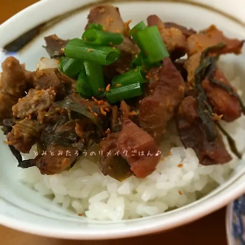 砂肝と豚ホルモンどて煮丼〜！！|とみとみたろうの男子ごはん♪さん