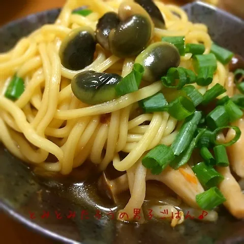 鞍掛豆入り！ピリ辛キムチ鍋ラーメン！！|とみとみたろうの男子ごはん♪さん