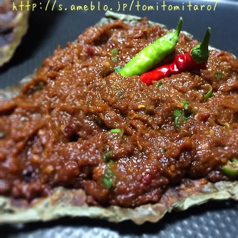 青と赤の唐辛子入り！朴葉味噌〜♪|とみとみたろうの男子ごはん♪さん