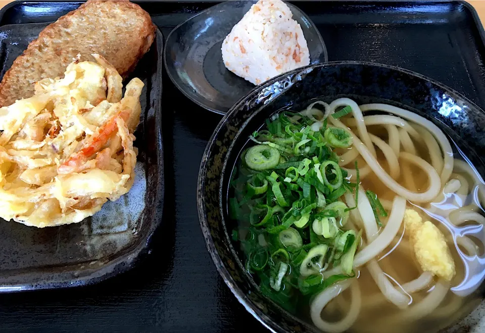 Snapdishの料理写真:讃岐うどん
#讃岐うどんとんがらし
#かけうどん中 
#じゃこ天 #野菜かき揚げ
#海老山椒結び|mottomoさん