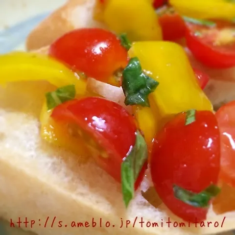 黄色パプリカとミニトマトのブルスケッタ〜！！|とみとみたろうの男子ごはん♪さん