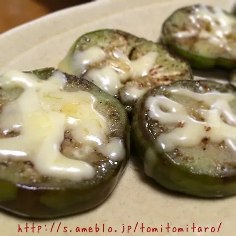 緑ナスの万寿満チーズ焼き〜！！|とみとみたろうの男子ごはん♪さん