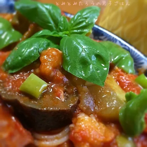 ラタトゥイユパスタのバジルのせ〜！|とみとみたろうの男子ごはん♪さん