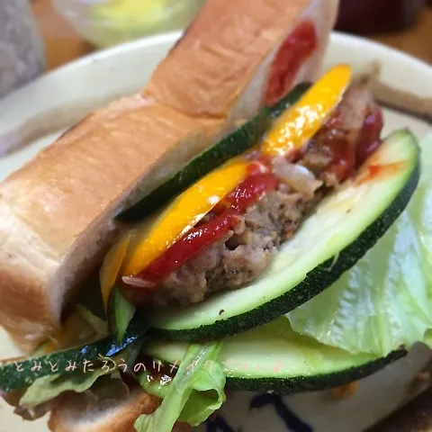 ズッキーニとハンバーグサンド！|とみとみたろうの男子ごはん♪さん