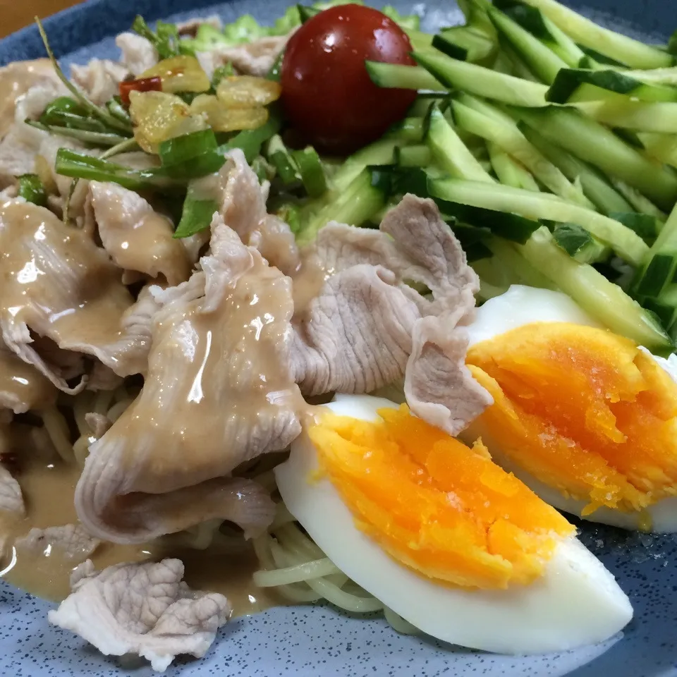 ピリ辛ペペロン風冷やし中華！ゴマだれ豚肉冷しゃぶのせ！！|とみとみたろうの男子ごはん♪さん