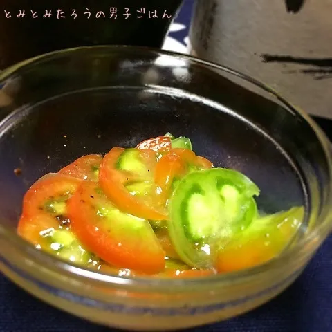 青いトマトと赤いトマトの塩とオリーブオイルかけ〜♪|とみとみたろうの男子ごはん♪さん