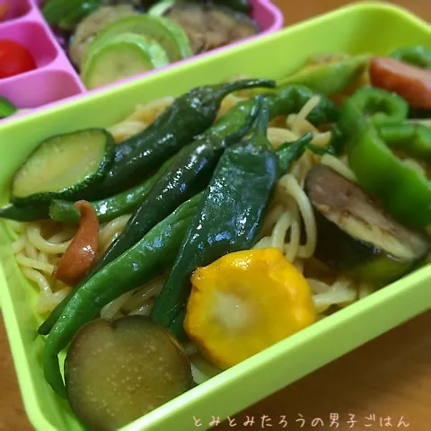 スパイシーな塩焼きそばの夏野菜弁当〜！|とみとみたろうの男子ごはん♪さん