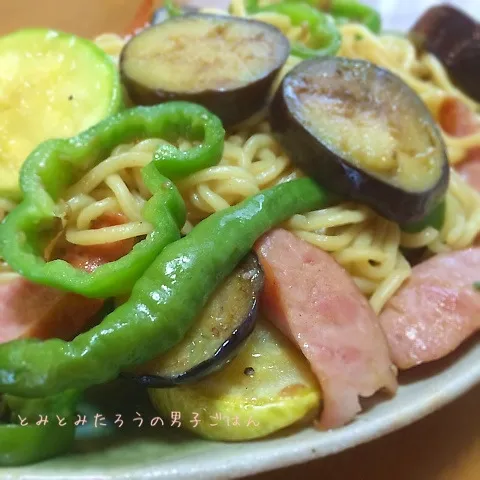 げきから入り夏野菜の塩焼きそば！|とみとみたろうの男子ごはん♪さん
