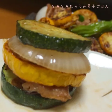 ズッキーニとタマネギと豚焼肉タワー！！|とみとみたろうの男子ごはん♪さん