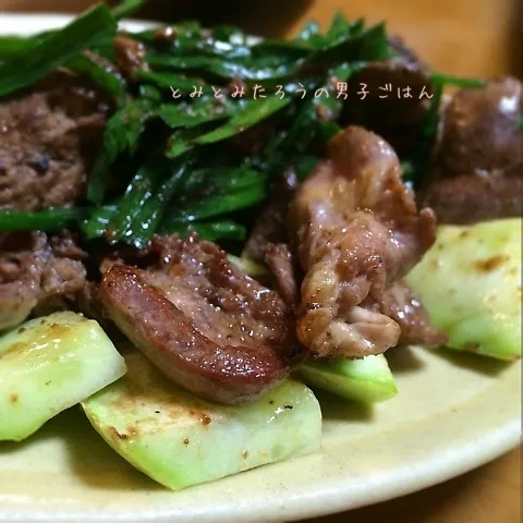 鶏肉心臓とズッキーニのグリーンエッグソテー！！|とみとみたろうの男子ごはん♪さん