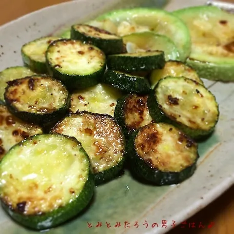 卵型ズッキーニとブラックトスカのソテー！|とみとみたろうの男子ごはん♪さん