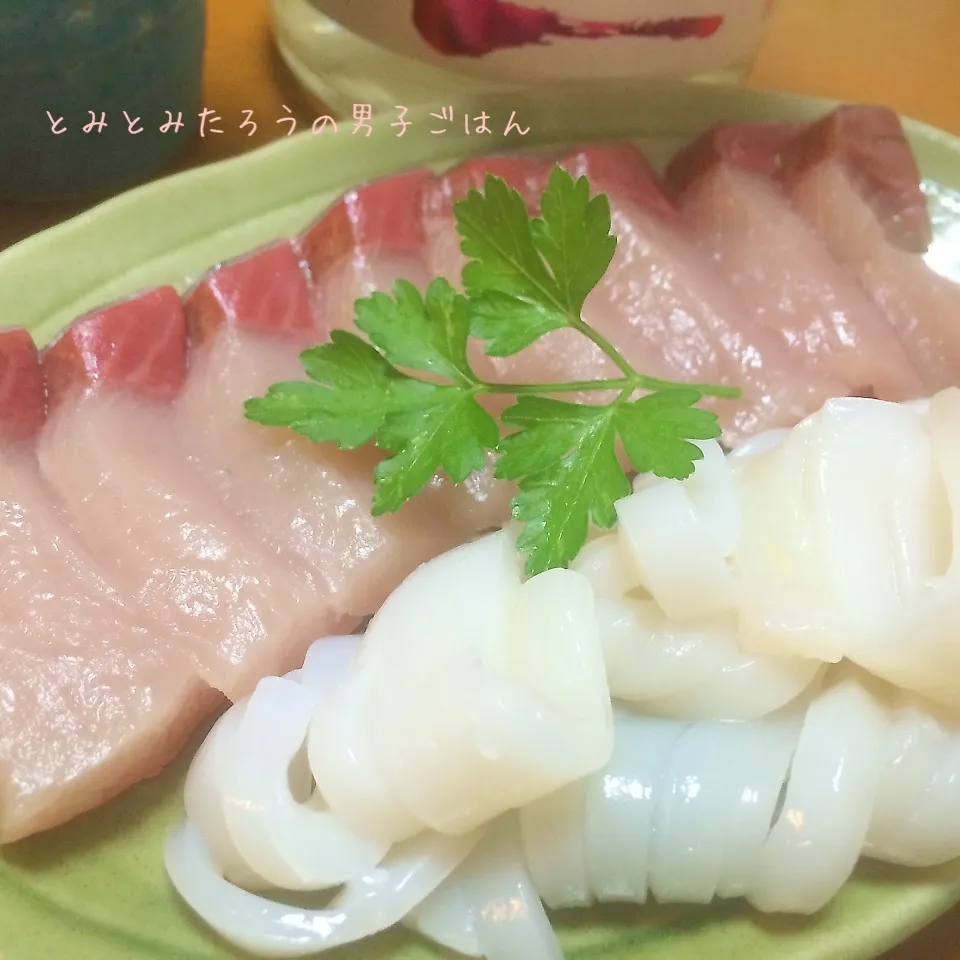 イカ刺身とブリ刺身のイタリアンパセリのせ〜♪|とみとみたろうの男子ごはん♪さん