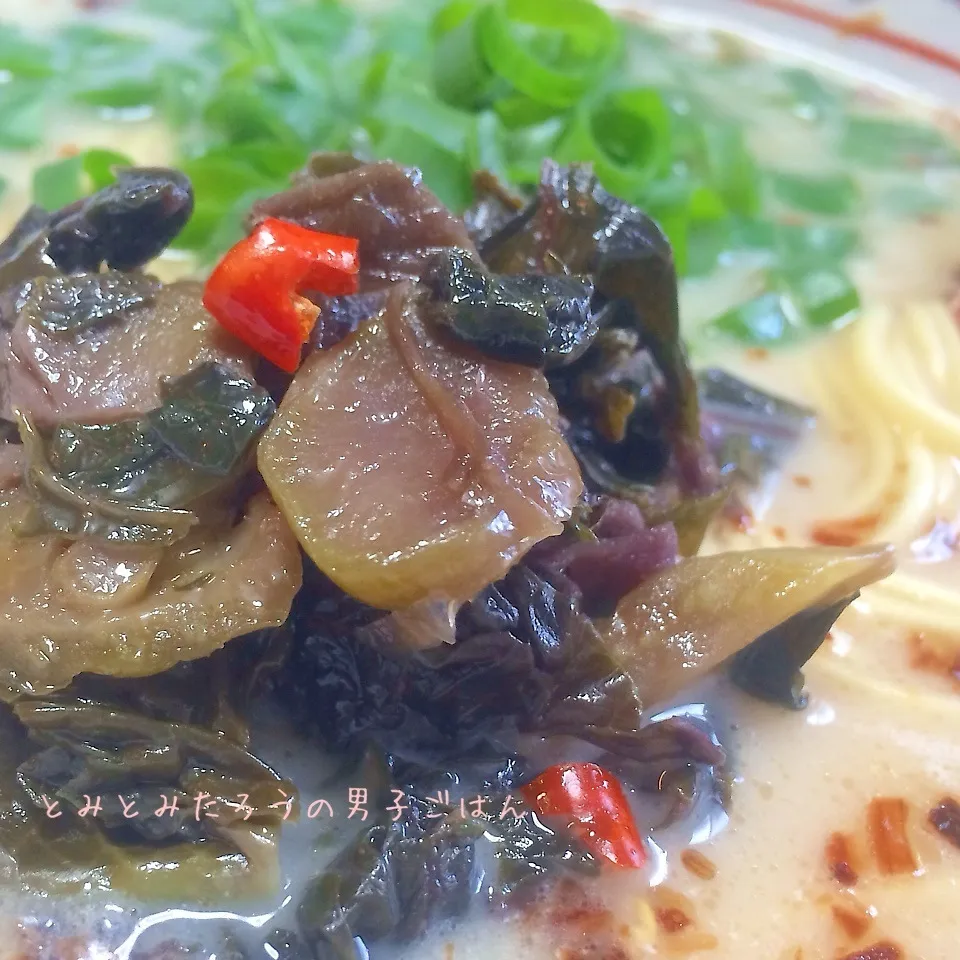 Snapdishの料理写真:ザーサイ漬物と赤高菜漬物の胡麻油炒めのせとんこつラーメン〜！|とみとみたろうの男子ごはん♪さん