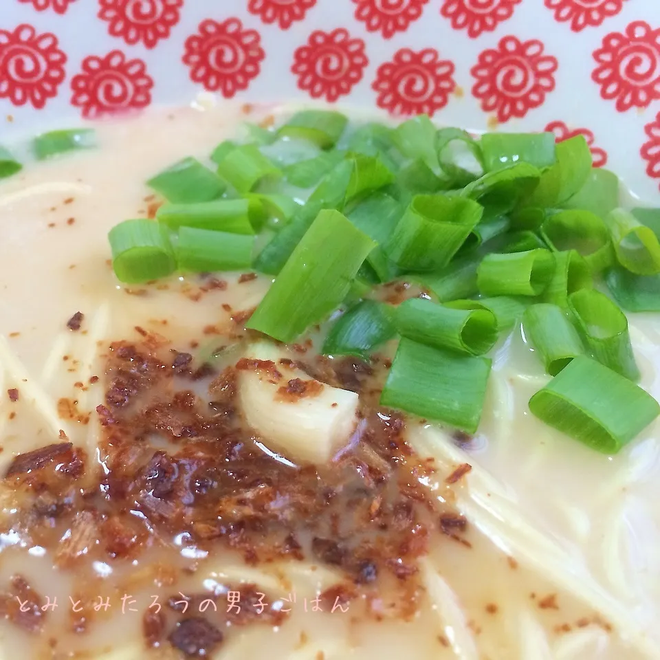 再び！ニンニクゴロゴロ入り鹿児島とんこつラーメン！！|とみとみたろうの男子ごはん♪さん