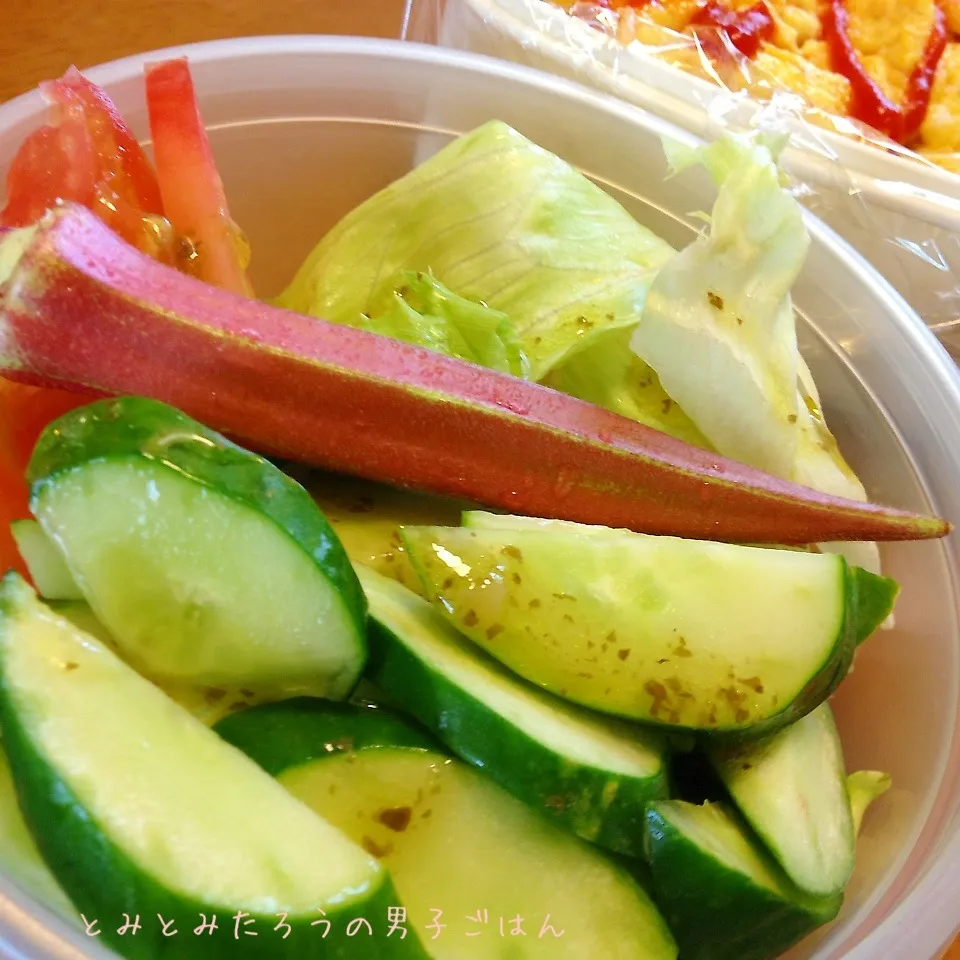 赤オクラのバジルドレッシングサラダ〜！|とみとみたろうの男子ごはん♪さん