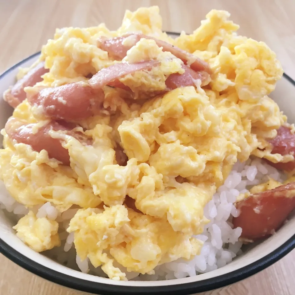 Snapdishの料理写真:チーズスクランブルエッグ丼|まぁたんさん