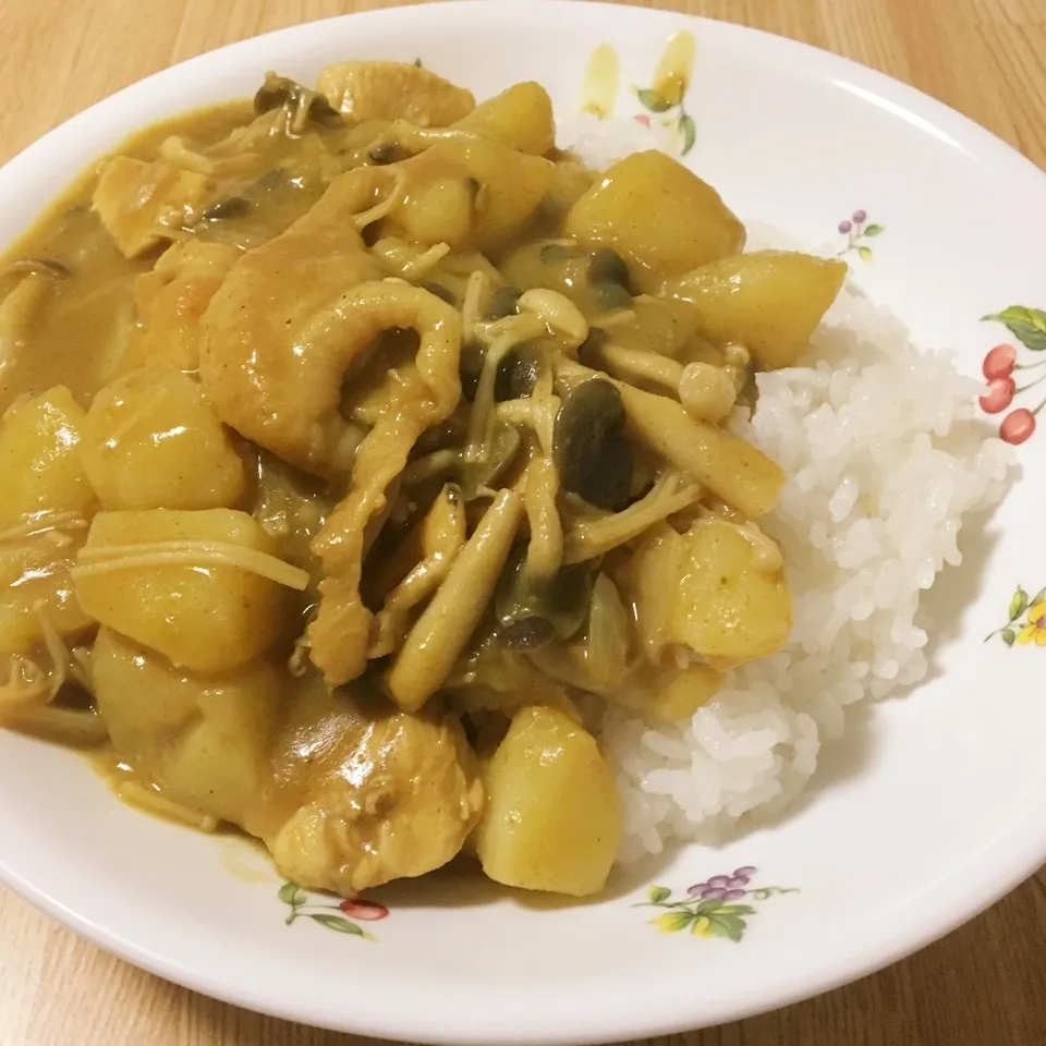 Snapdishの料理写真:チキンときのこ豆乳カレー|まぁたんさん