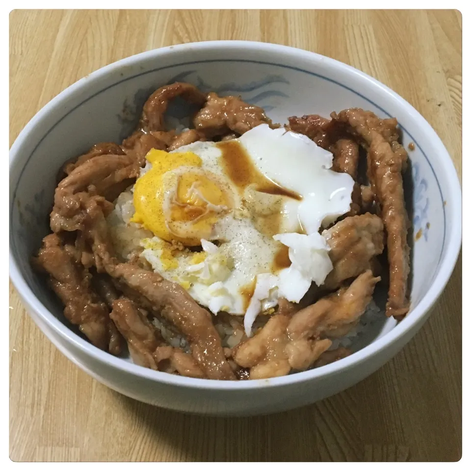 目玉焼きのせ鶏肉セセリ焼肉丼|まぁたんさん