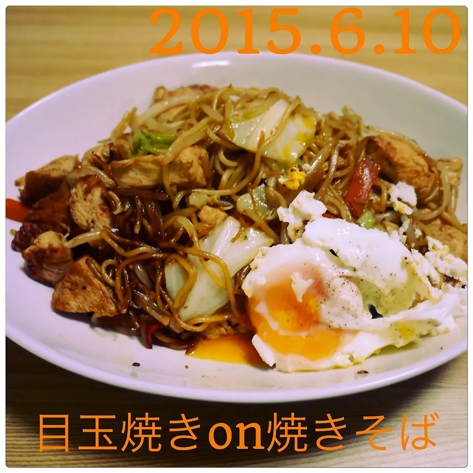 Snapdishの料理写真:目玉焼きon焼きそば|まぁたんさん