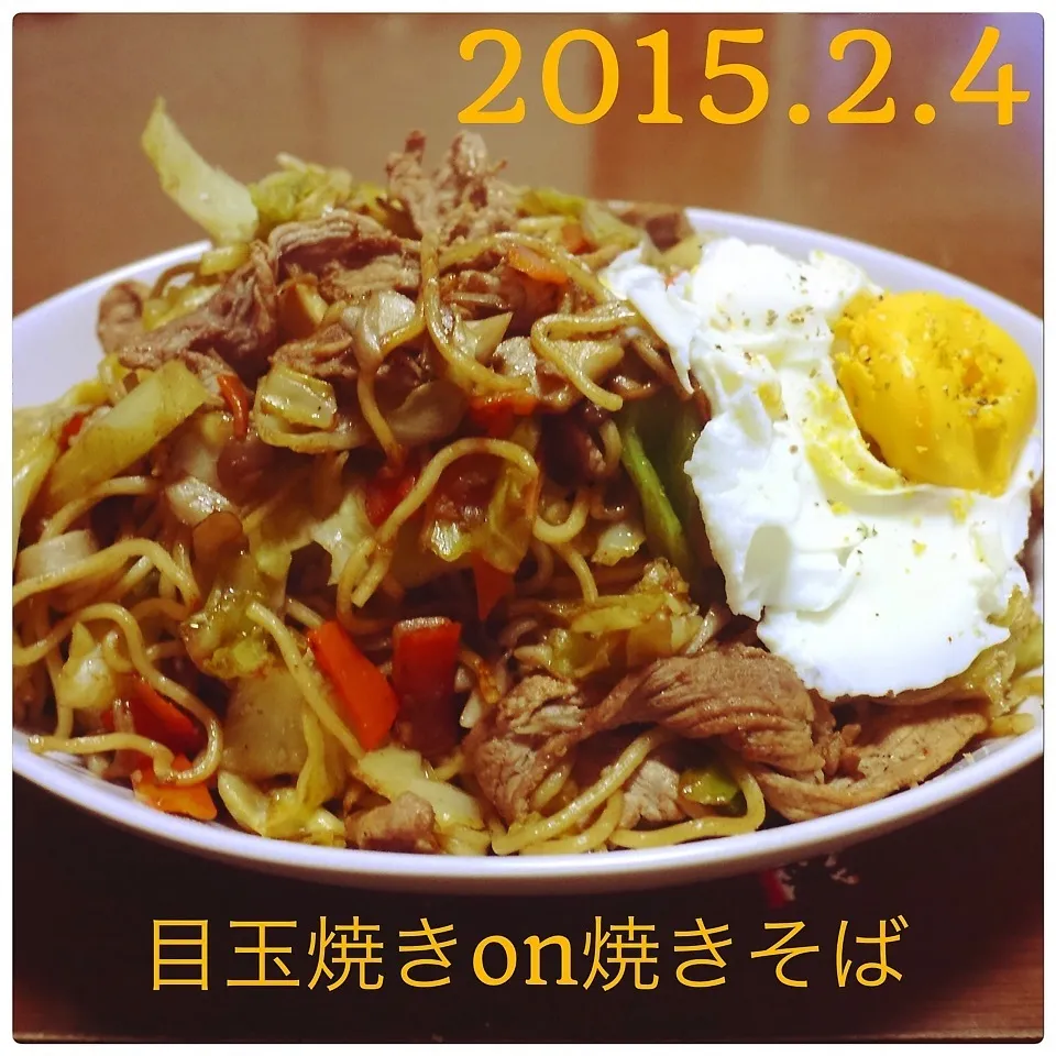 Snapdishの料理写真:目玉焼きon焼きそば|まぁたんさん